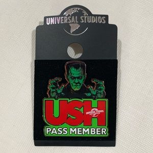 Universal Studios Halloween Pass Holder Pin 🧟‍♂️
